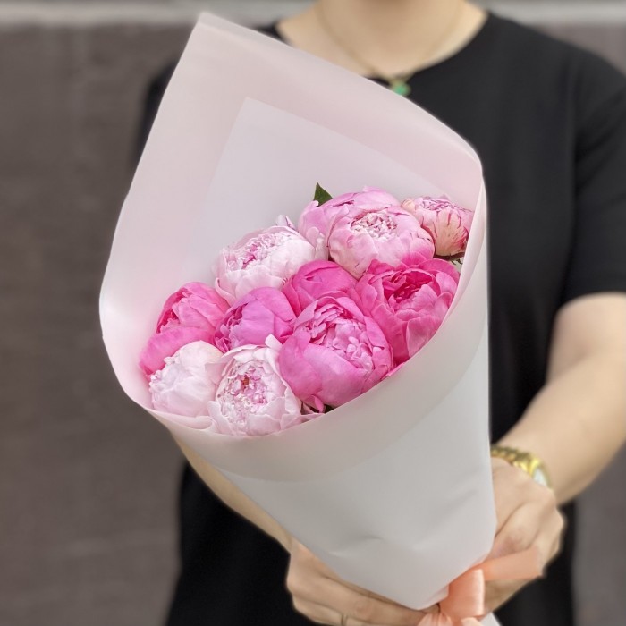 Розовый микс из 11 пионов